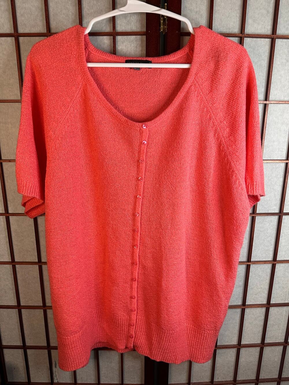 Carolyn Taylor Woman 2X/2X sweater made of acrylic in a coral or peach color
